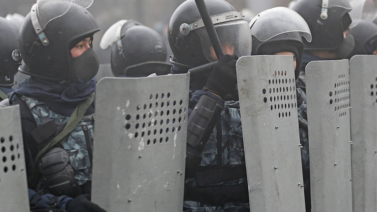 Протестующие в Алма-Ате разгромили офис телекомпании «Мир»