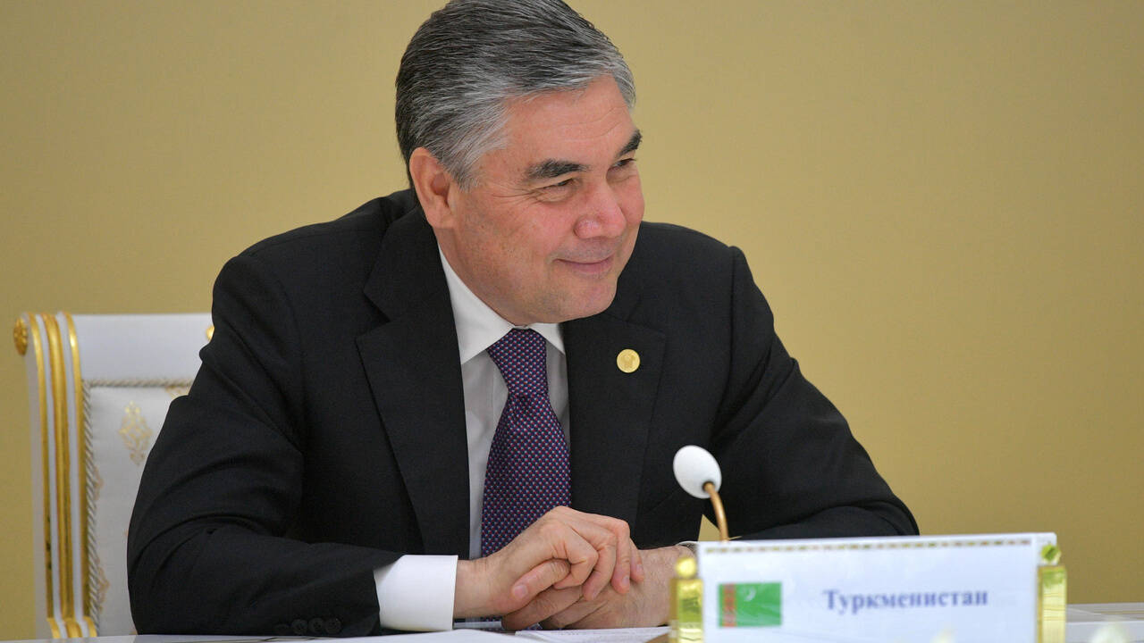 Туркменских учителей обязали обновить портреты президента в классах за свой счет