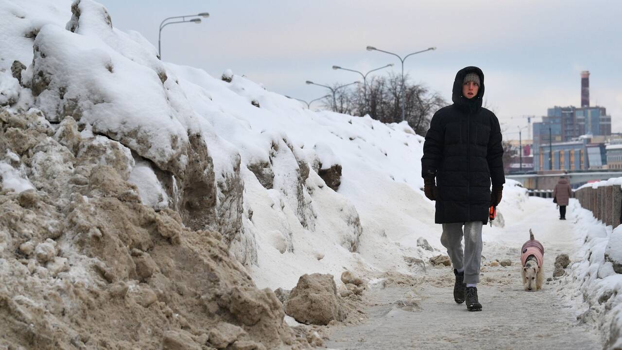 Жители российского города сами купили 250 килограммов песка и посыпали тротуары
