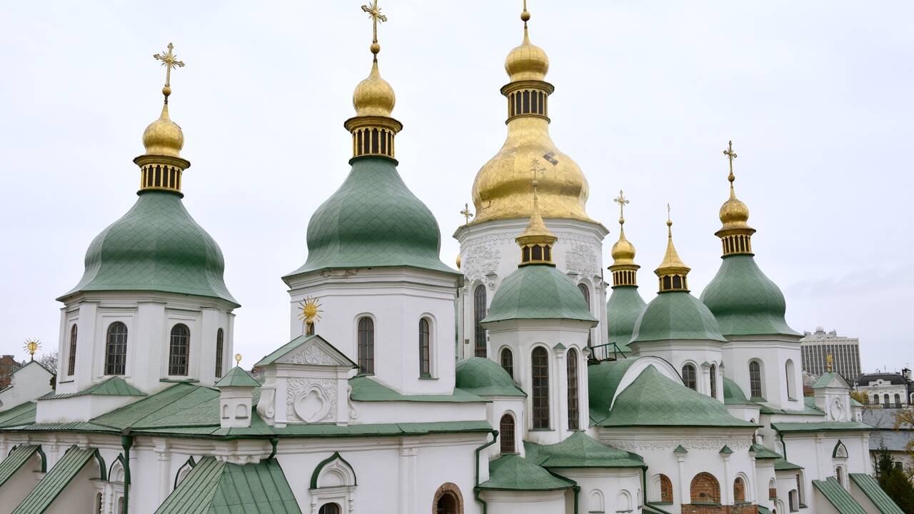 Ветер сорвал 50-килограммовый крест с Софийского собора в Киеве