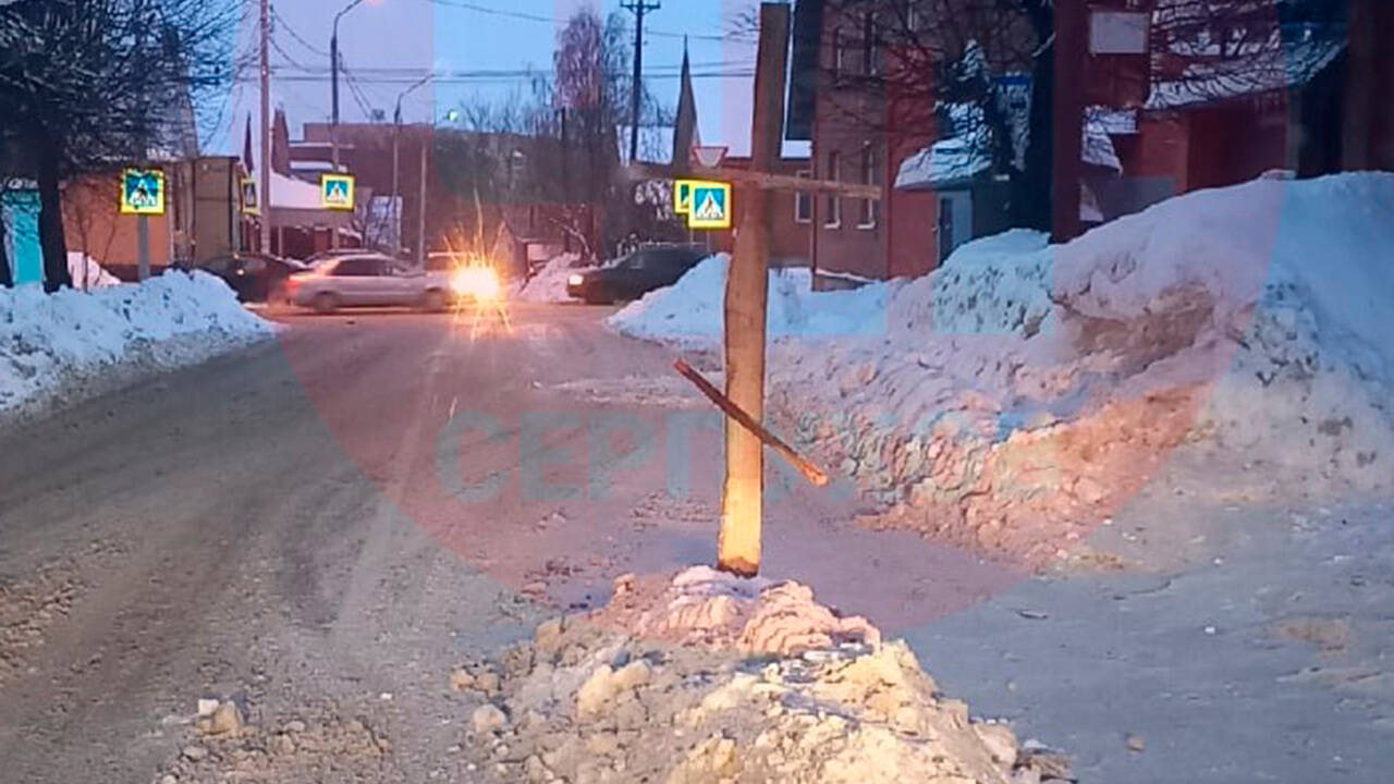 В российском городе на дороге установили снежную могилу с крестом