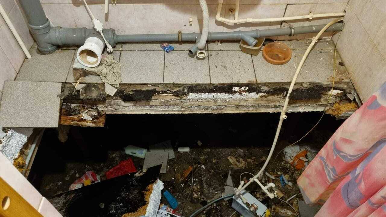 В российском городе в ванной жилого дома рухнул пол