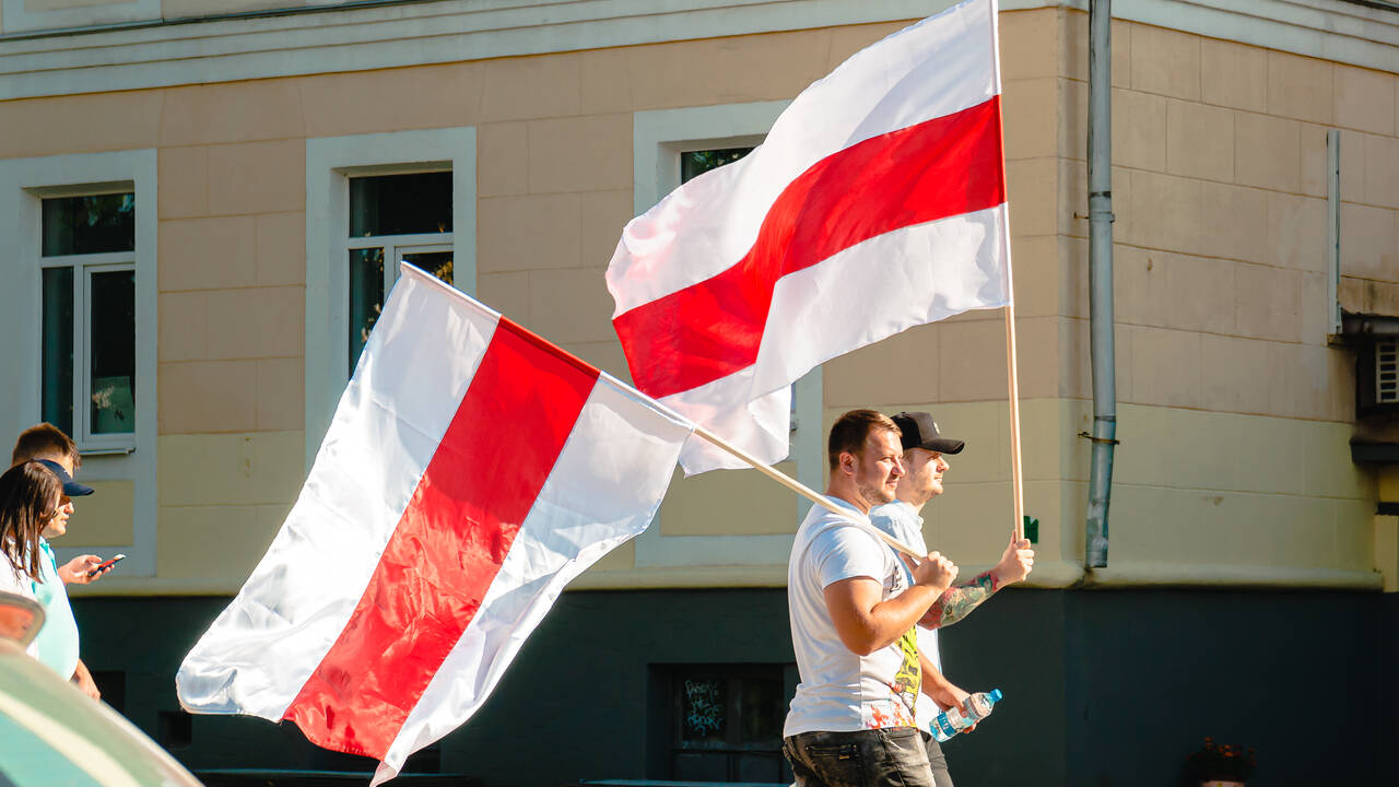 Бело красно белый флаг в россии. Красно белый флаг. Флаг Беларуси бело-красно-белый. Флаг Белоруссии бело красно белый. Флаг протестов в Белоруссии.