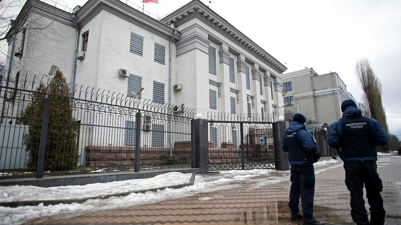 МИД назвал публикации СМИ об эвакуации российских дипломатов с Украины вбросами