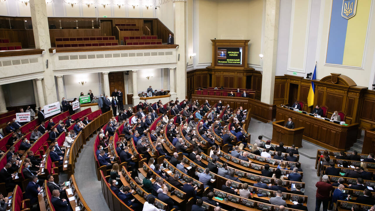 Депутатам партии Зеленского запретили покидать Украину