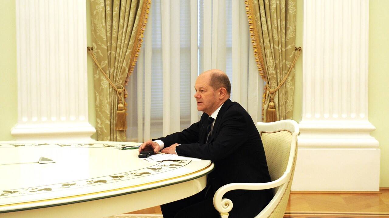 Шольц отказался использовать кремлевскую ручку на пресс-конференции с Путиным