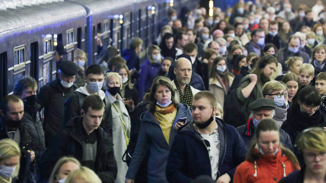 В Петербурге запретили вонючим пассажирам заходить в метро