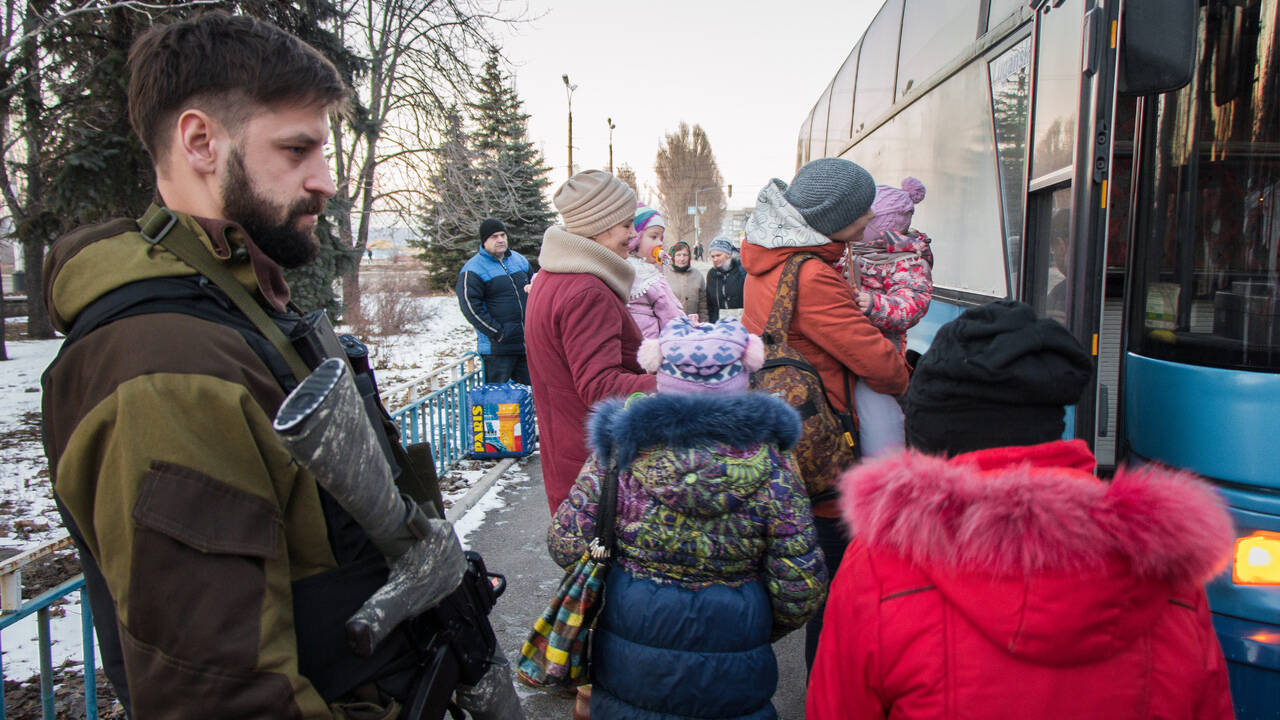 Мужчинам запретили уезжать из республик Донбасса