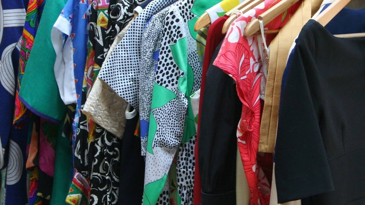 Девушка собрала коллекцию модной в прошлом веке одежды на сотни тысяч рублей