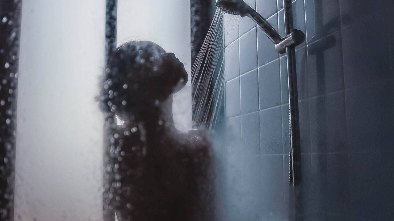 Раскрыта связь выбора первой части тела для мытья в душе с характером человека