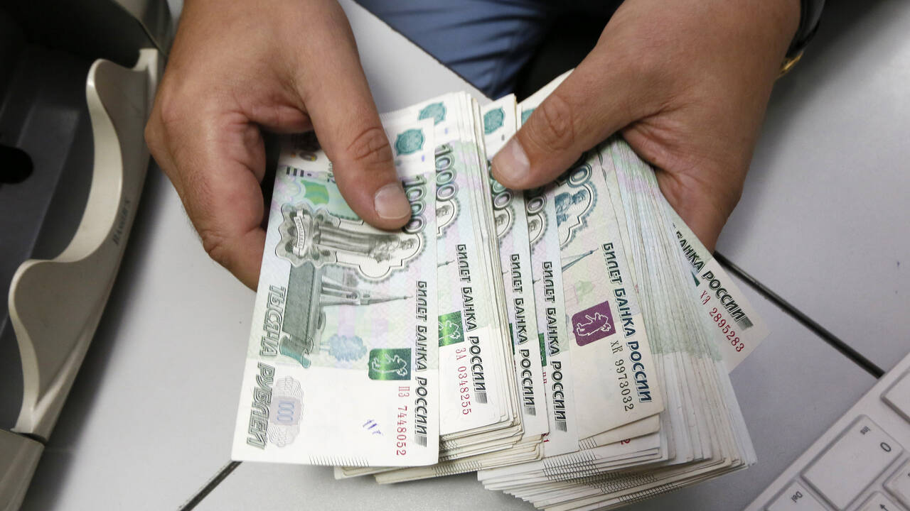 Российским компаниям предложили разрешить платить за границей в рублях