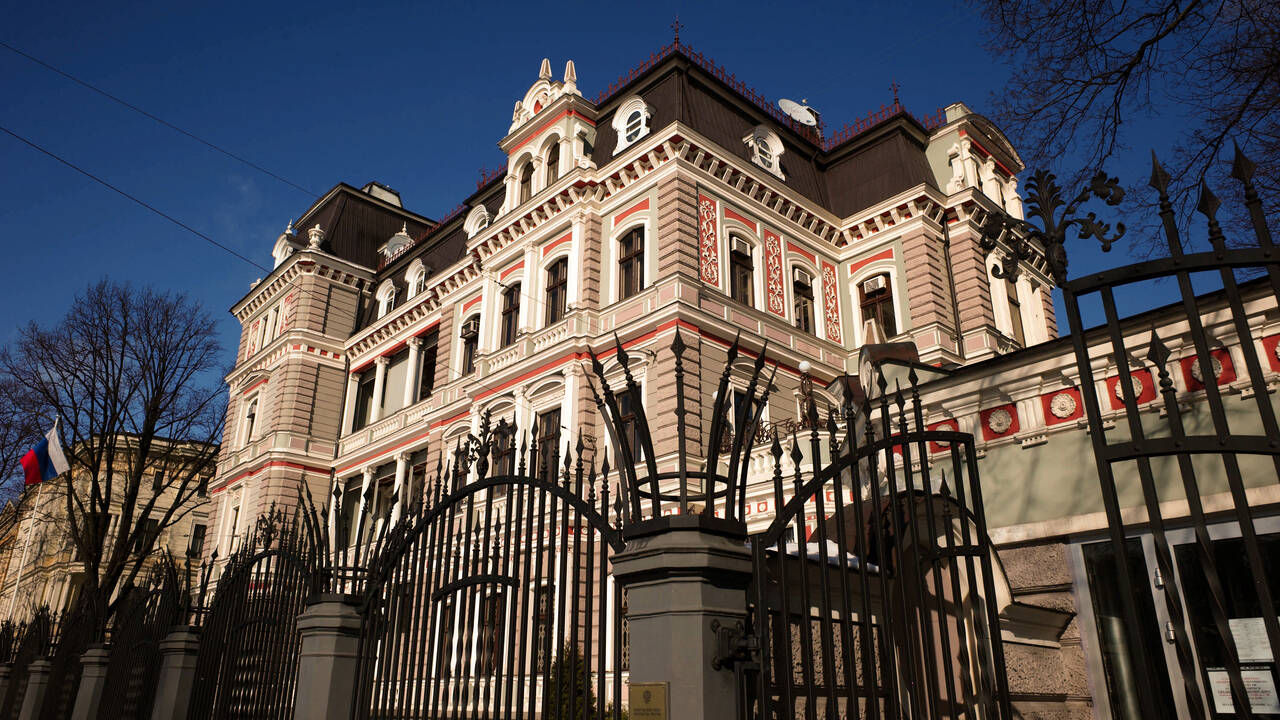 Латвия объявила о высылке сотрудников посольства России