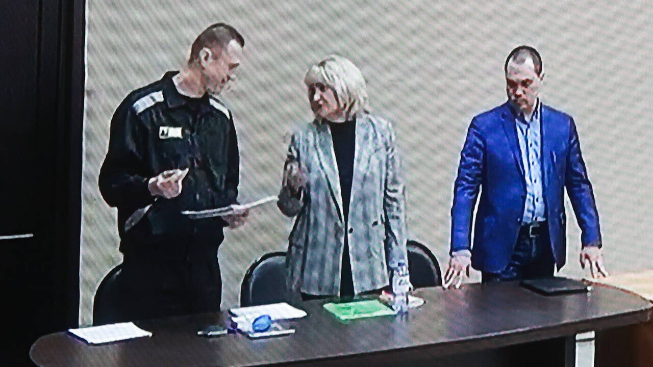 Тело навального выдали матери или нет. Навальный в суде. Навальный в суде фото.