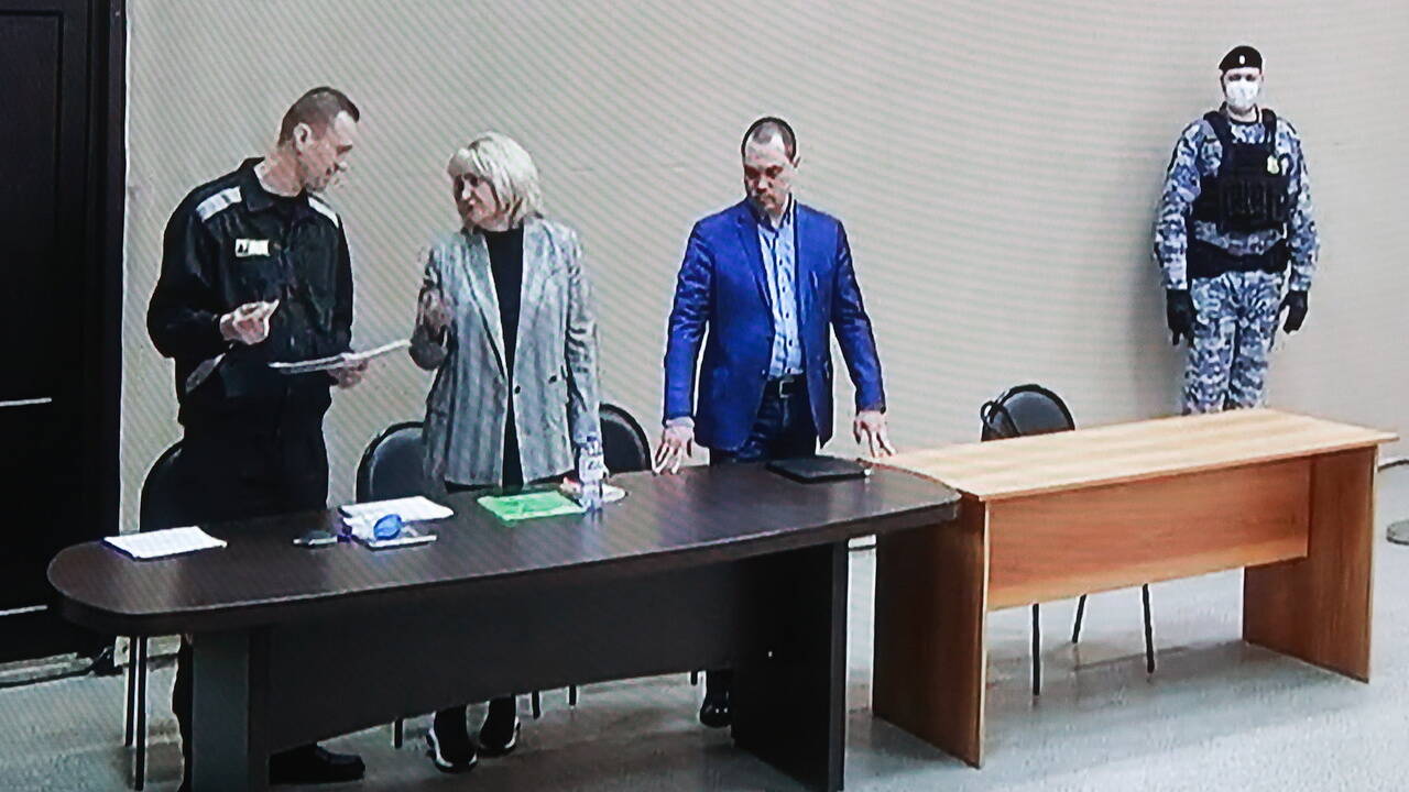Алексея Навального приговорили к девяти годам колонии