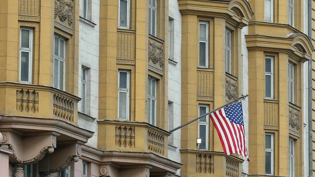 США пообещали не закрывать посольство в Москве