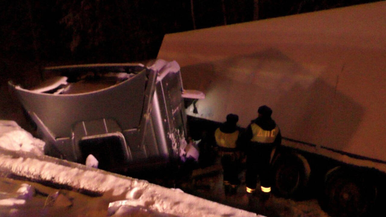 В России столкнулись два грузовика с тоннами пива и пельменей