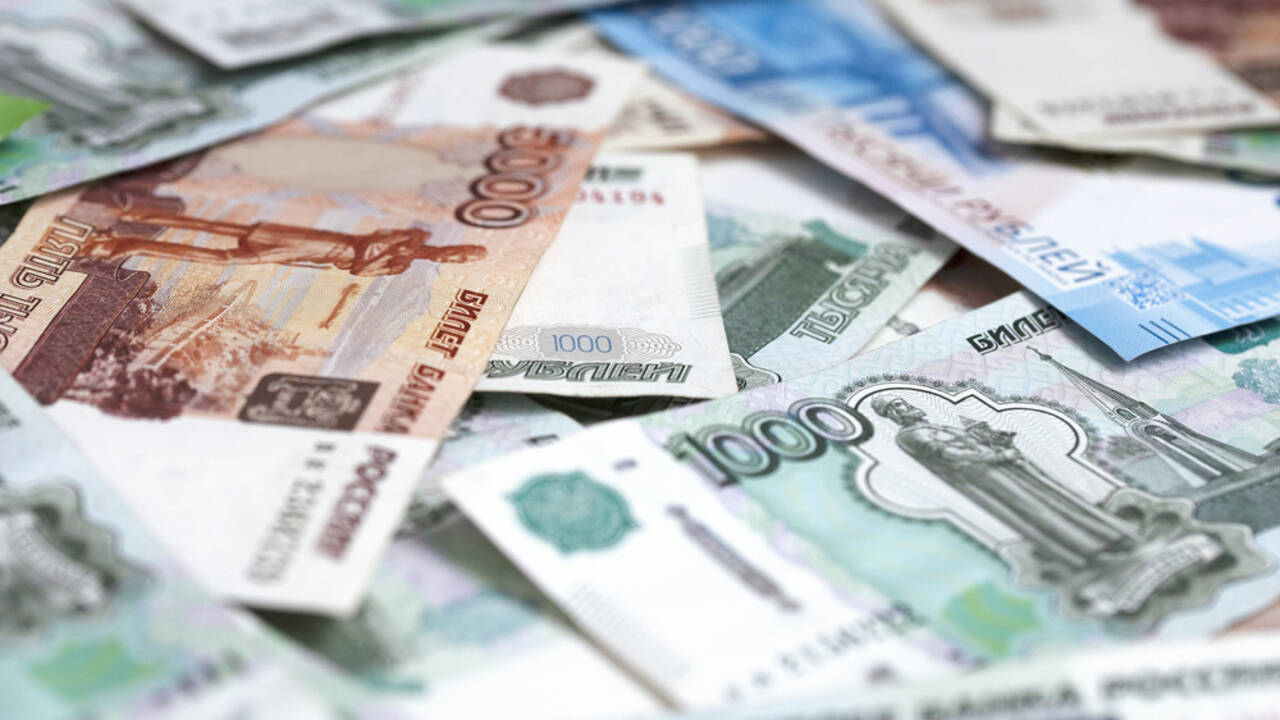 Россия начала выплачивать госдолг в рублях