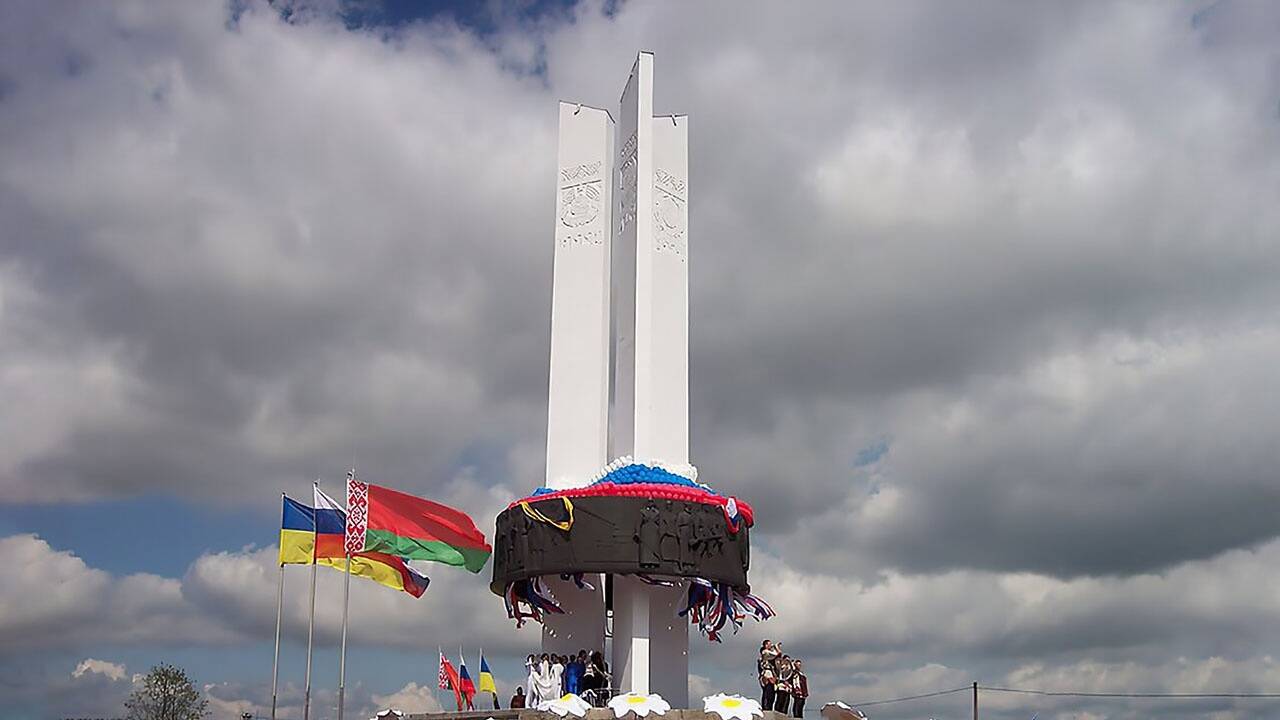 В украинском городе предложили снести памятник дружбы с Россией