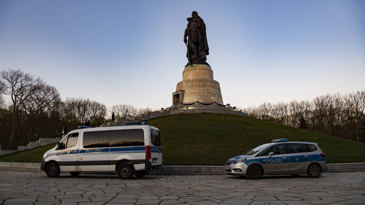 Россия выразила протест Германии из-за осквернения мемориала в Трептов-парке