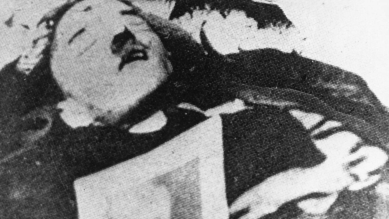 ФСБ опубликовала архивные материалы о самоубийстве Гитлера