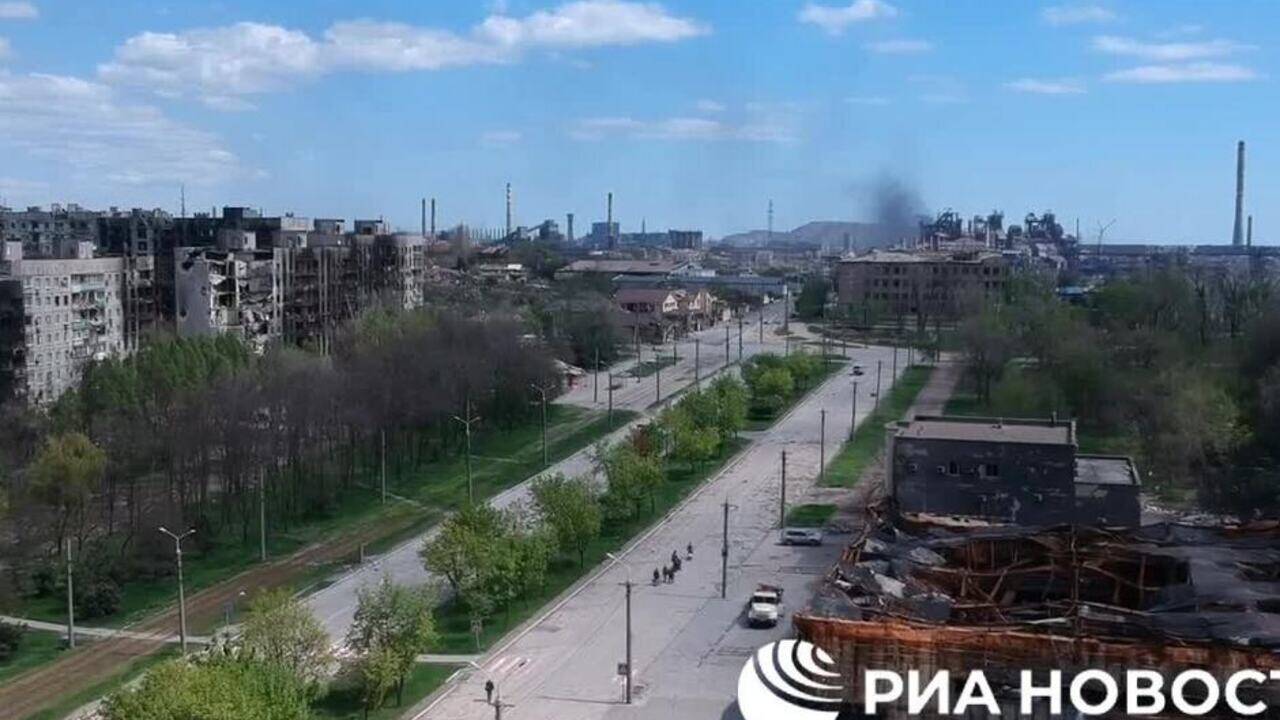 Беспилотники засняли на видео дымящуюся «Азовсталь»