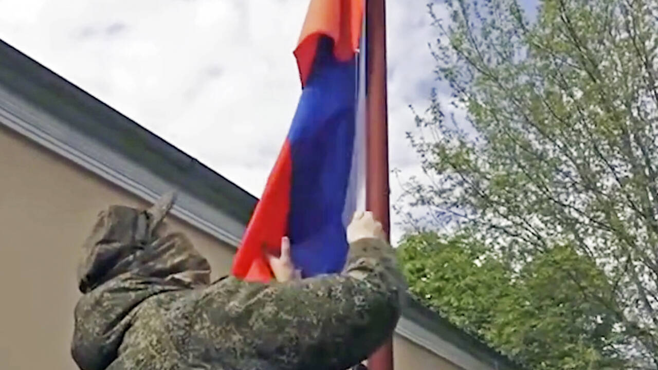 Поднятый над поселком в Херсонской области российский флаг показали на видео