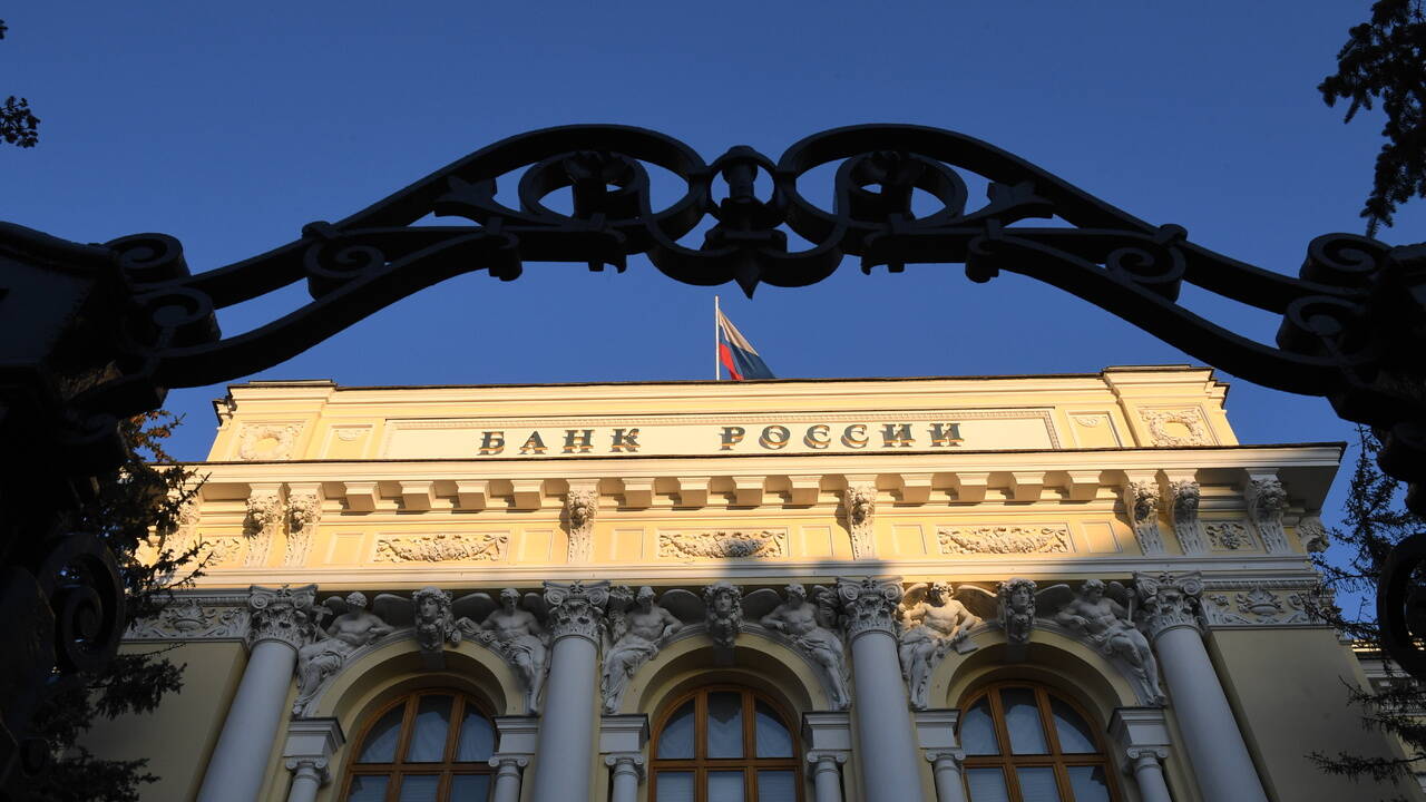 Россиян предупредили о задержках банковских операций