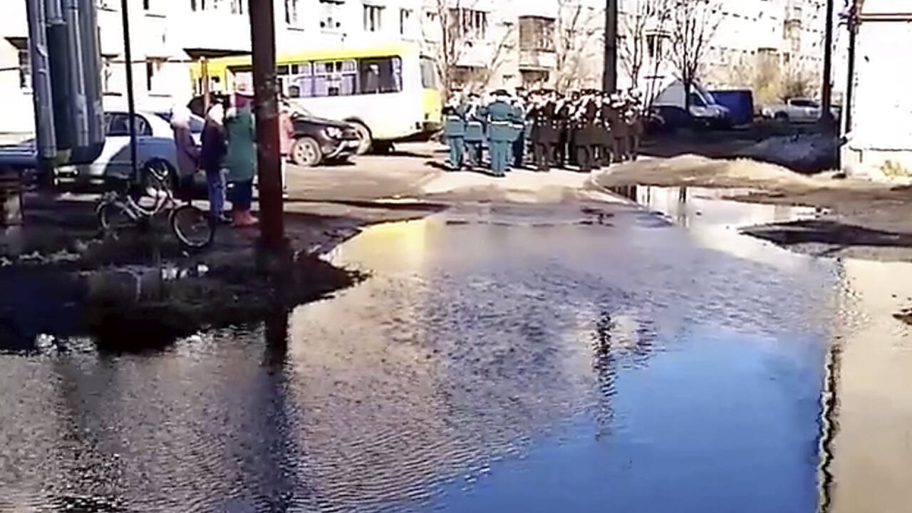 К месту прорыва канализации в российском городе прислали оркестр