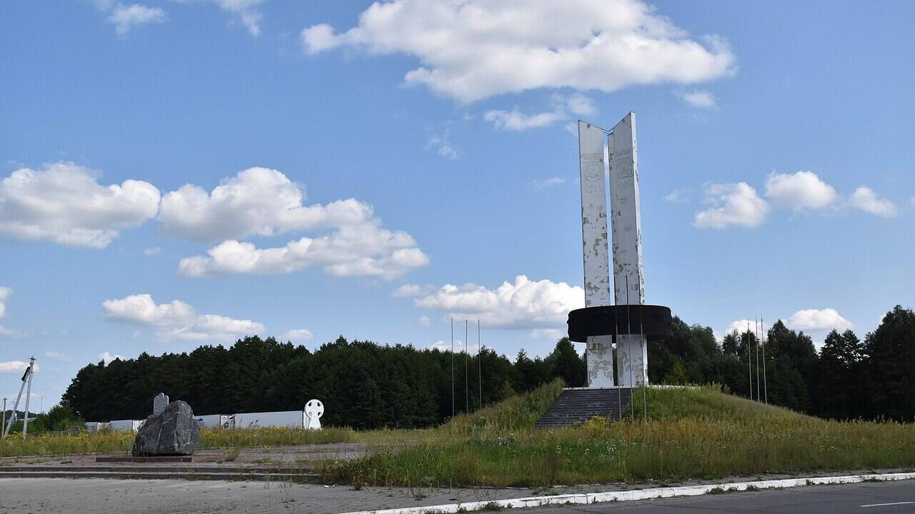 На Украине демонтируют монумент дружбы с Россией и Белоруссией