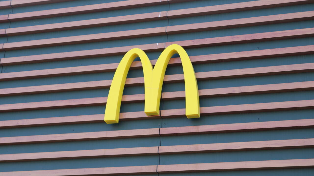 Рестораны «Макдоналдс» возобновят работу под другим брендом