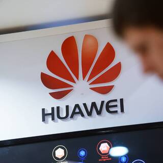 Huawei начала закрывать магазины в России