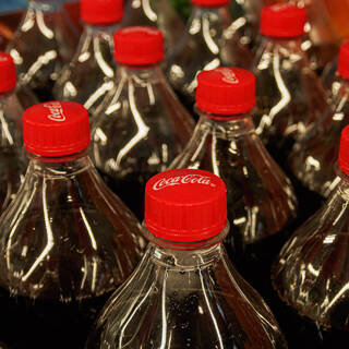 Coca-Cola объявила о прекращении производства и продаж в России