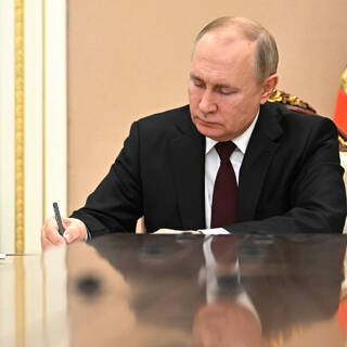 Путин разрешил вводить ограничения по пополнению валютных счетов за рубежом