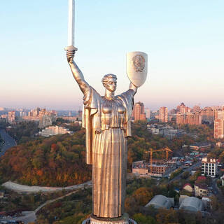 Украинцы проголосовали за снятие герба СССР с монумента «Родина-мать»