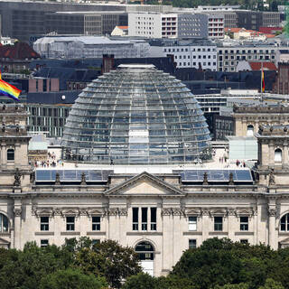 Над бундестагом впервые подняли флаг ЛГБТ