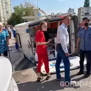 В российском городе в аварии перевернулся реанимобиль с пациентом