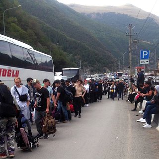 Пытавшиеся выехать в Грузию россияне получили повестки на границе