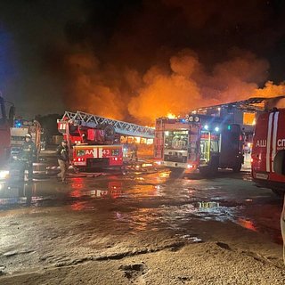 В Москве загорелся автосервис