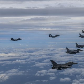Южная Корея подняла истребители из-за 180 военных самолетов КНДР