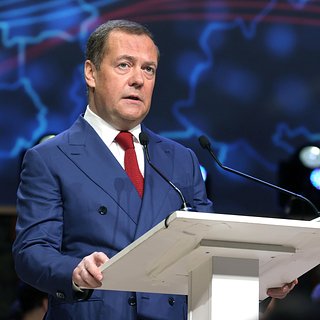 Медведев заявил об отсутствии героев в «свихнувшейся Европе»