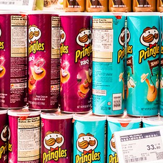 В российских магазинах закончились запасы чипсов Pringles