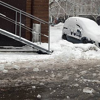 В Москве глыба льда рухнула на мужчину
