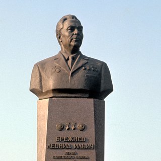 В родном городе Брежнева не смогли снести памятник генсеку