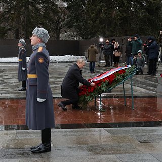 Путин возложил венок к монументу «Мать-Родина» в Петербурге