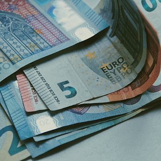 В МИД России объяснили использование евро для оплаты в консульствах РФ в ФРГ
