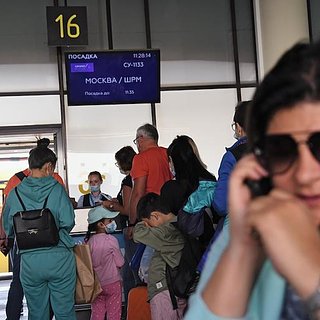 Аэропорт Сочи начал принимать задержанные из-за непогоды рейсы