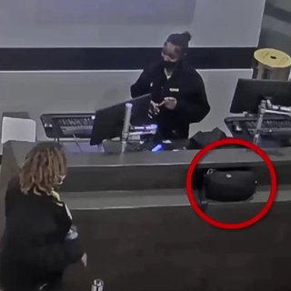 Сотрудница аэропорта порылась в забытой сумке пассажира и попала на видео