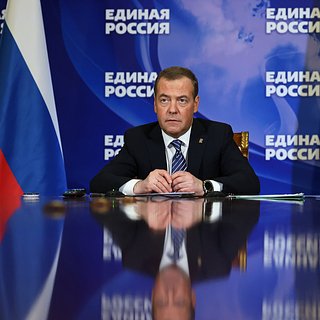 Медведев пригрозил Польше после слов премьера о праве Киева на удары по России
