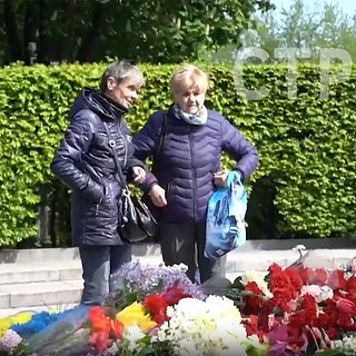 Жители Киева возложили цветы к Вечному огню в День Победы