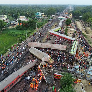 Названа причина крушения поездов в Индии